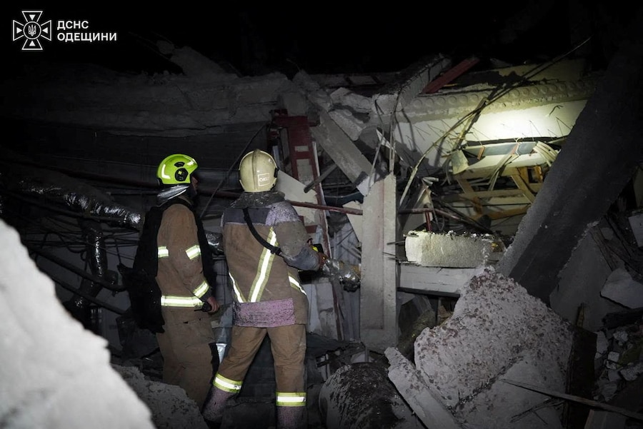 I vigili del fuoco intervengono sul luogo di un edificio non residenziale colpito durante la notte da un attacco con droni russi, nel contesto dell'offensiva russa contro l'Ucraina, a Odessa, Ucraina, il 13 settembre 2026. Ufficio stampa del Servizio statale di emergenza dell'Ucraina nella regione di Odessa/Foto fornita da REUTERS (via REUTERS)