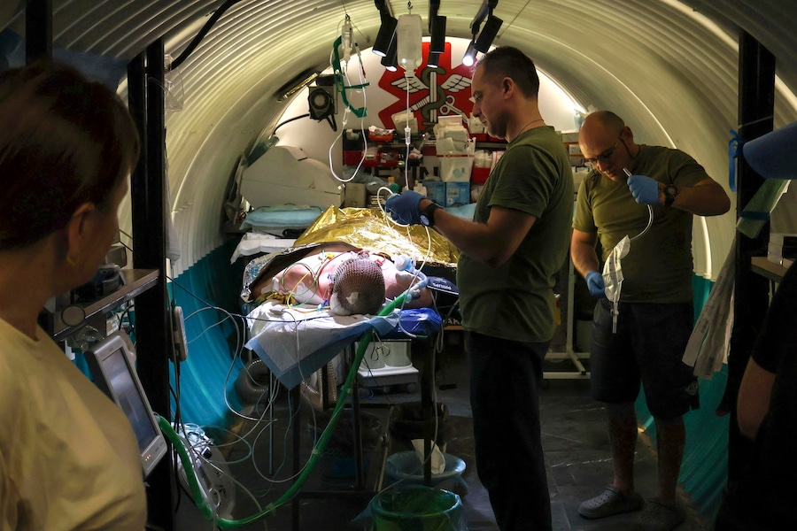 Una foto fornita dall’ufficio stampa della 65ª Brigata Meccanizzata delle Forze Armate ucraine mostra i medici militari mentre prestano soccorso a un soldato ferito presso il punto di stabilizzazione medica della brigata vicino alla linea del fronte, nella regione di Zaporizhzhia, in Ucraina, il 12 settembre 2026, nel contesto dell'invasione russa in corso. EPA/FOTO FORNITA DALL'UFFICIO STAMPA DELLA 65ª BRIGATA MECCANIZZATA (EPA)