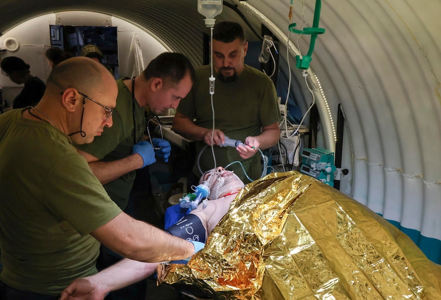 Una foto diffusa dall’ufficio stampa della 65ª Brigata Meccanizzata delle Forze Armate ucraine mostra i medici militari mentre prestano soccorso a un soldato ferito presso il punto di stabilizzazione medica della brigata, situato vicino alla linea del fronte, nella regione di Zaporizhzhia, in Ucraina, il 12 settembre 2026, nel corso dell’invasione russa in corso. EPA/FOTO FORNITA DALL’UFFICIO STAMPA DELLA 65ª BRIGATA MECCANIZZATA (EPA)