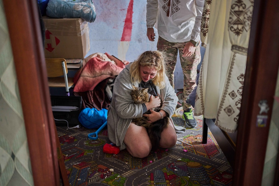 Liudmyla Ryzhak, in basso, e il suo fidanzato Leonid Ryzhak hanno ritrovato il loro gatto smarrito nel loro appartamento danneggiato in seguito a un attacco russo con missili e droni a Kiev, in Ucraina, nelle prime ore di martedì 8 settembre 2026, mentre si preparavano per la cerimonia di nozze. (Foto AP/Francisco Seco) (APN)