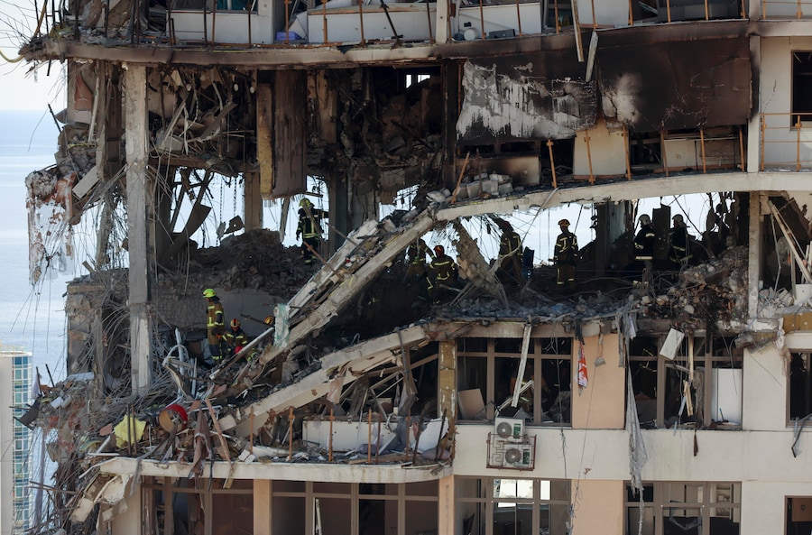 I soccorritori ucraini operano tra le macerie nel luogo in cui la Russia ha sferrato un attacco contro un edificio residenziale a più piani a Odessa, nel sud dell’Ucraina, il 12 settembre 2026, nel corso dell’invasione russa in corso. Secondo il Servizio statale ucraino per le emergenze (SES), l’attacco russo a Odessa ha ferito almeno 35 persone, tra cui un neonato, e ha causato la scomparsa di altre due. EPA/IGOR MASLOV (EPA)