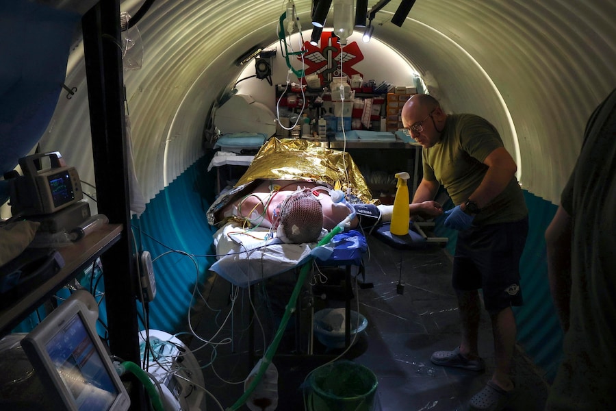 Una foto fornita dall’ufficio stampa della 65ª Brigata Meccanizzata delle Forze Armate ucraine mostra i medici militari mentre prestano soccorso a un soldato ferito presso il punto di stabilizzazione medica della brigata, situato vicino alla linea del fronte, nella regione di Zaporizhzhia, in Ucraina, il 12 settembre 2026, nel corso dell’invasione russa in corso. EPA/FOTO FORNITA DALL’UFFICIO STAMPA DELLA 65ª BRIGATA MECCANIZZATA (EPA)