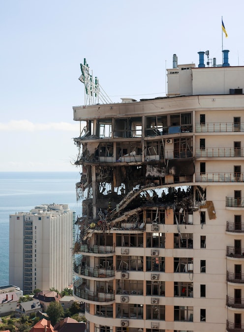 Il luogo in cui sorge un edificio residenziale a più piani colpito da un attacco russo, a Odessa, nel sud dell’Ucraina, il 12 settembre 2026, nel corso dell’invasione russa ancora in corso. Secondo il Servizio statale ucraino per le emergenze (SES), l’attacco russo a Odessa ha ferito almeno 35 persone, tra cui un neonato, e ha causato la scomparsa di altre due. EPA/IGOR MASLOV (EPA)
