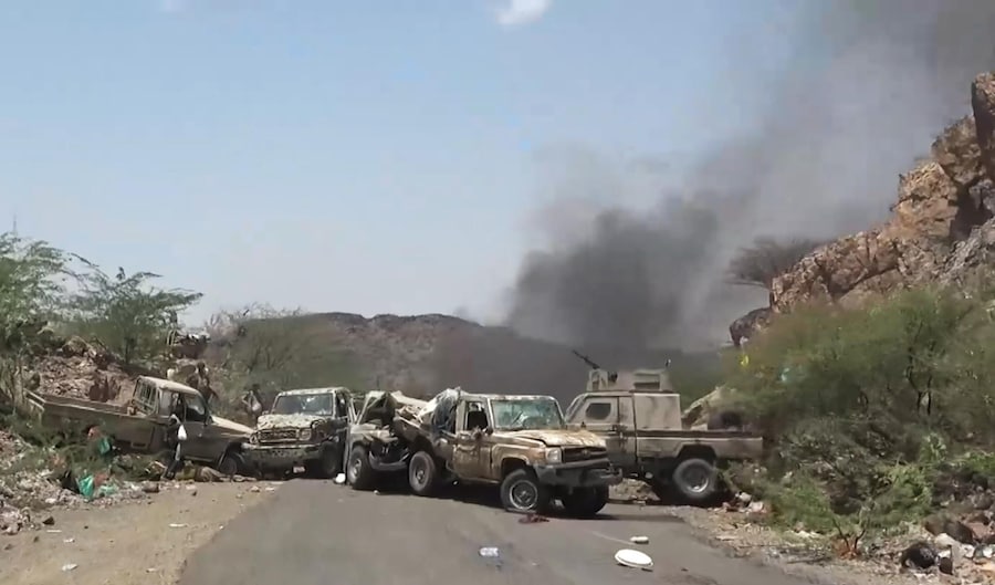 Uno screenshot tratto da un video non datato diffuso il 13 settembre 2026 dal centro stampa militare degli Houthi mostra dei pick-up danneggiati che bloccano una strada durante un’offensiva dei combattenti Houthi nei pressi della città portuale di Mokha, sulla costa occidentale dello Yemen. (EPA)