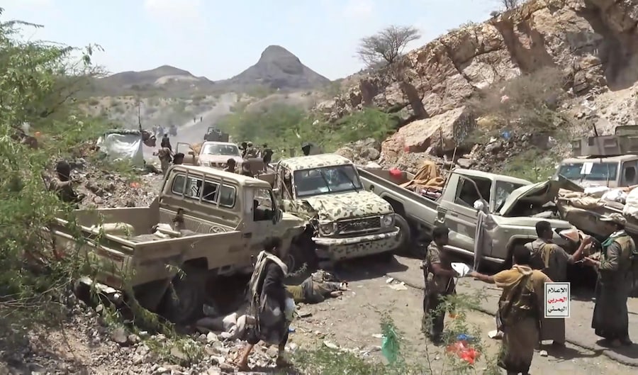 Un’immagine tratta da un video non datato diffuso il 13 settembre 2026 dal centro mediatico militare degli Houthi mostra alcuni combattenti Houthi che gesticolano su un veicolo corazzato da trasporto truppe durante un’offensiva nella città portuale di Mokha, sulla costa occidentale dello Yemen. (EPA)