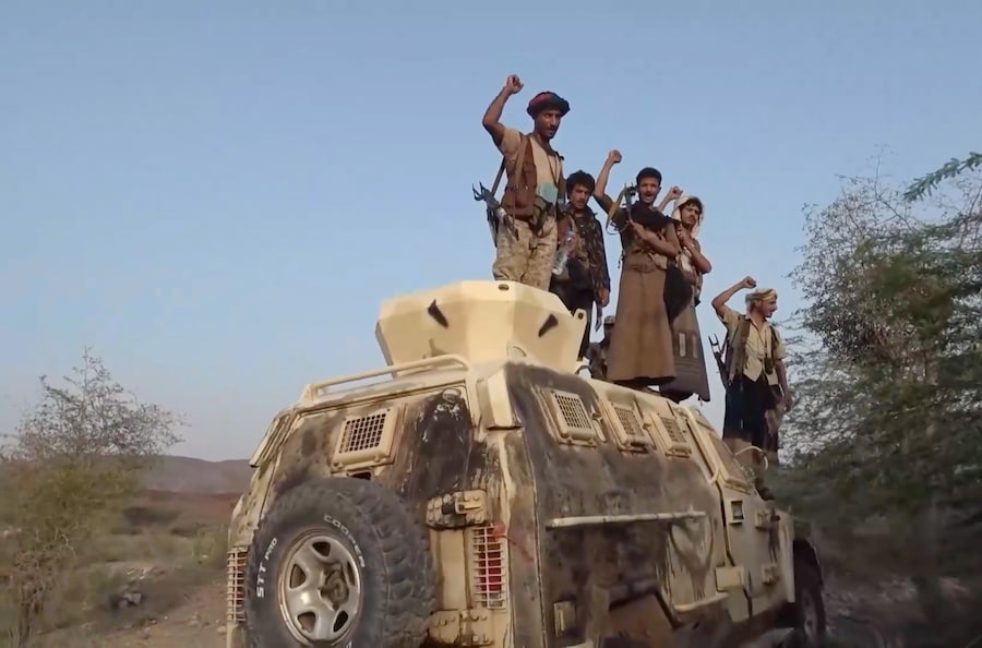 Un’immagine tratta da un video non datato diffuso il 13 settembre 2026 dal centro mediatico militare degli Houthi mostra alcuni combattenti Houthi che gesticolano su un veicolo corazzato da trasporto truppe durante un’offensiva nella città portuale di Mokha, sulla costa occidentale dello Yemen. (EPA)