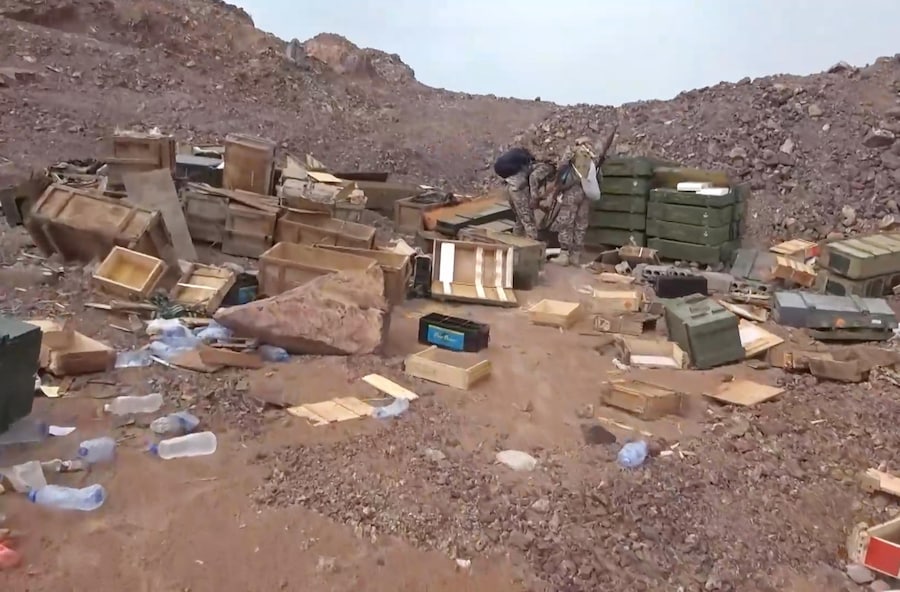 Un’immagine tratta da un video non datato diffuso il 13 settembre 2026 dal centro mediatico militare degli Houthi mostra alcuni combattenti Houthi che gesticolano su un veicolo corazzato da trasporto truppe durante un’offensiva nella città portuale di Mokha, sulla costa occidentale dello Yemen. (EPA)