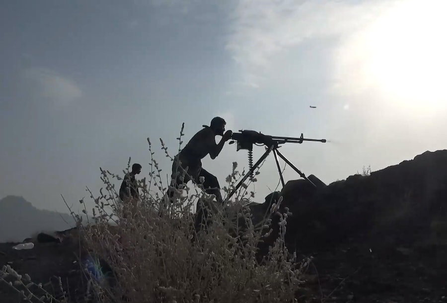 Uno screenshot tratto da un video non datato diffuso il 13 settembre 2026 dal centro stampa militare degli Houthi mostra combattenti Houthi impegnati in un’offensiva nei pressi della città portuale di Mokha, sulla costa occidentale dello Yemen. (EPA)