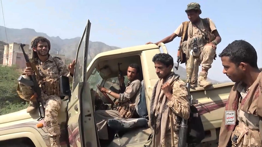 Un’immagine tratta da un video non datato diffuso il 13 settembre 2026 dal centro mediatico militare degli Houthi mostra alcuni combattenti Houthi che gesticolano su un veicolo corazzato da trasporto truppe durante un’offensiva nella città portuale di Mokha, sulla costa occidentale dello Yemen. (EPA)