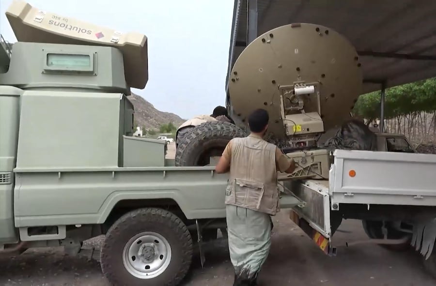 Un’immagine tratta da un video non datato diffuso il 13 settembre 2026 dal centro stampa militare degli Houthi mostra un combattente houthi che ispeziona un accampamento conquistato durante un’offensiva nella città portuale di Mokha, sulla costa occidentale dello Yemen. (EPA)