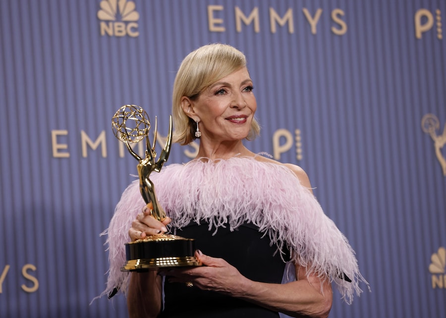 Allison Janney posa con il premio come Migliore Attrice Non Protagonista in una Serie Drammatica per "The Diplomat". (EPA)