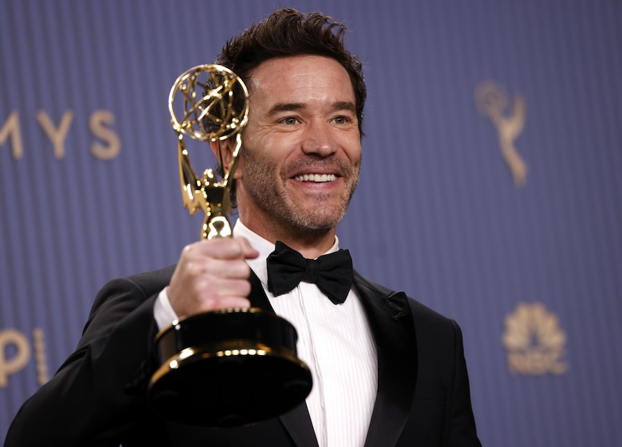 Tom Pelphrey posa con il premio come Miglior attore non protagonista in una serie drammatica per "Task”. (EPA)