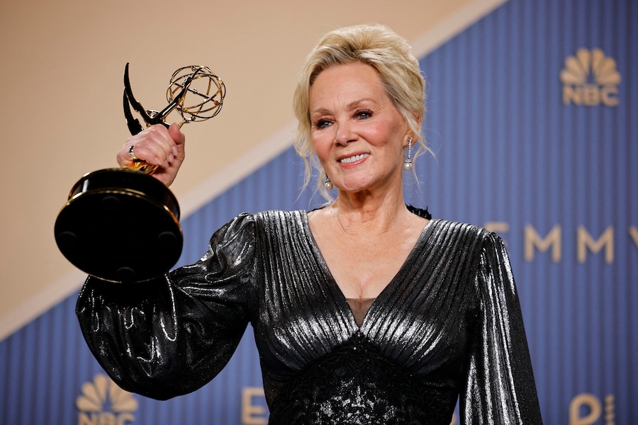 Jean Smart posa con il premio come Migliore Attrice Protagonista in una Serie Comica per "Hacks". (REUTERS)