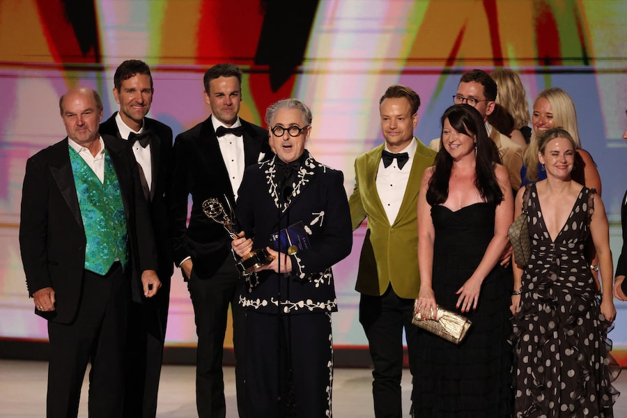 Alan Cumming ritira il premio come Miglior programma di reality-competizione per "The Traitors”. (REUTERS)
