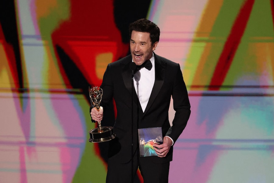 Tom Pelphrey ritira il premio come Miglior attore non protagonista in una serie drammatica per "Task". (REUTERS)