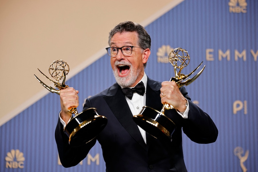 Stephen Colbert posa con il premio come Miglior serie di varietà per "The Late Show with Stephen Colbert" . (REUTERS)