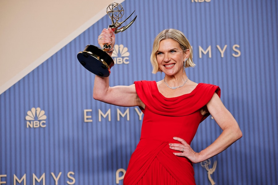 Rhea Seehorn posa con il premio come Migliore Attrice Protagonista in una Serie Drammatica. (REUTERS)