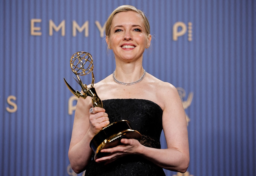 Katie Dippold posa con il premio per la Migliore sceneggiatura di una serie comica assegnato a "Widow's Bay". (REUTERS)