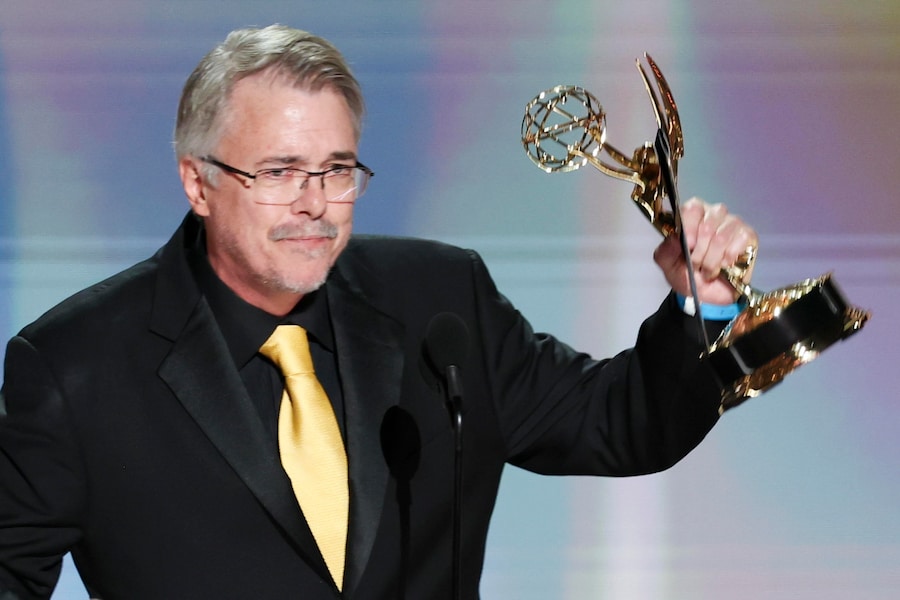 Vince Gilligan riceve il premio per la migliore sceneggiatura di una serie drammatica per “Pluribus”. (EPA)