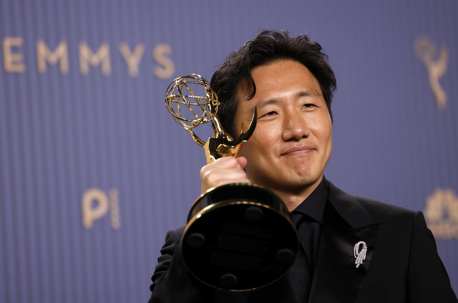 Hiro Murai posa con il premio per la Migliore regia di una serie comica assegnato a “Widow's Bay”. (EPA)