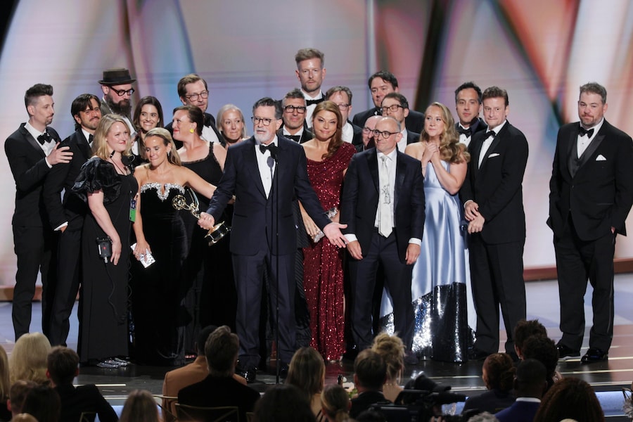 Stephen Colbert, insieme al cast e alla troupe, ritira il premio come Miglior serie di varietà per “The Late Show with Stephen Colbert”. (EPA)