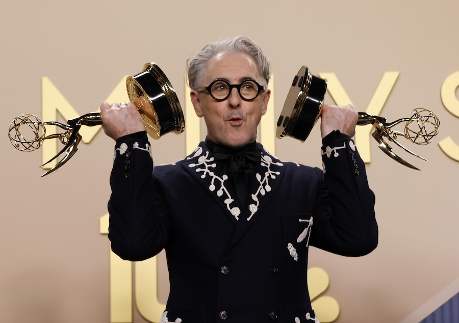 Alan Cumming posa con il premio per il Miglior programma di reality-competizione assegnato a “The Traitors”. (EPA)