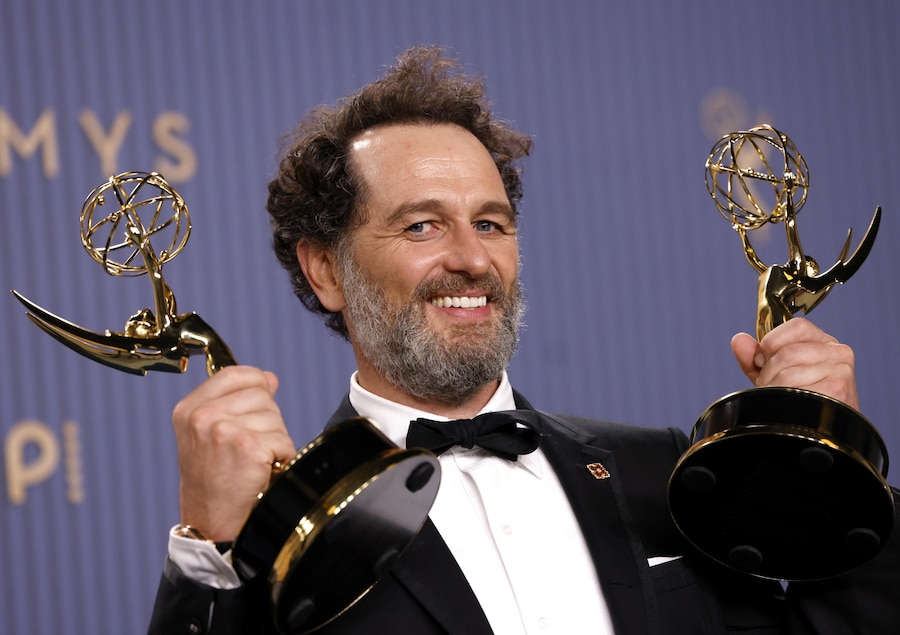 Matthew Rhys posa con il premio come Miglior attore protagonista in una serie comica per “Widow’s Bay”. (EPA)