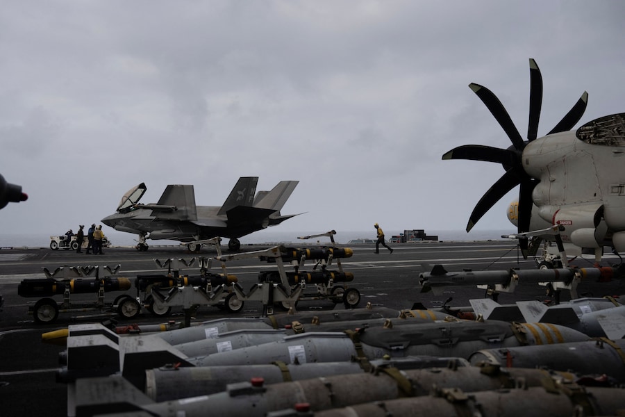 Un marinaio della Marina degli Stati Uniti corre sul ponte di volo della USS George Washington nel Mar Arabico. La portaerei, in grado di trasportare oltre 5.000 membri dell’equipaggio, sta applicando il blocco navale statunitense contro l’Iran e fornendo copertura alle navi mercantili che transitano nello Stretto di Hormuz. (REUTERS)