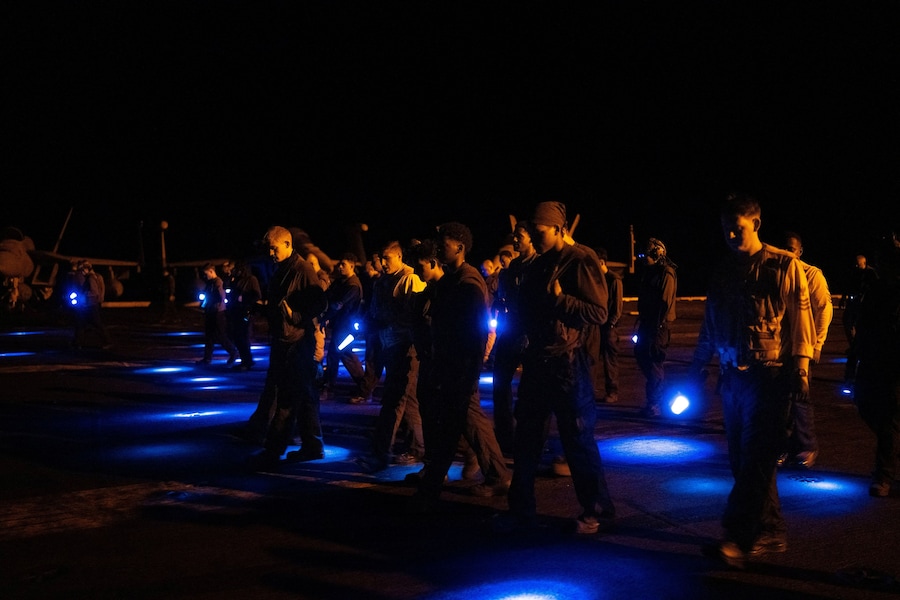 I marinai della Marina degli Stati Uniti effettuano un’ispezione per individuare detriti estranei (FOD) sul ponte di volo della USS George Washington nel Mar Arabico. (REUTERS)