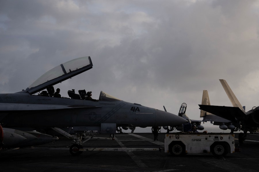 Un jet da combattimento è posizionato sul ponte di volo della USS George Washington nel Mar Arabico. (REUTERS)