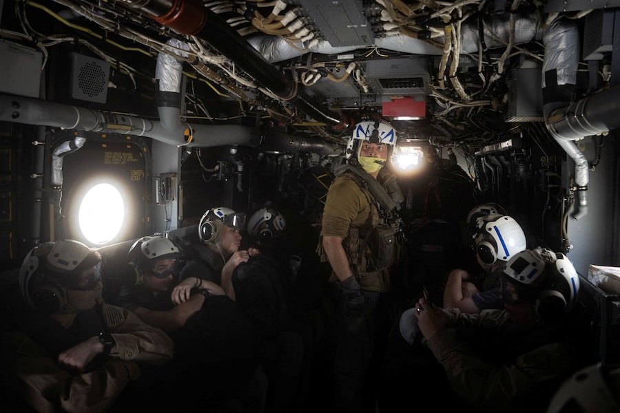 I marinai della Marina degli Stati Uniti a bordo di un MV-22 Osprey si dirigono verso la portaerei classe Nimitz USS George Washington nel Mar Arabic. (REUTERS)