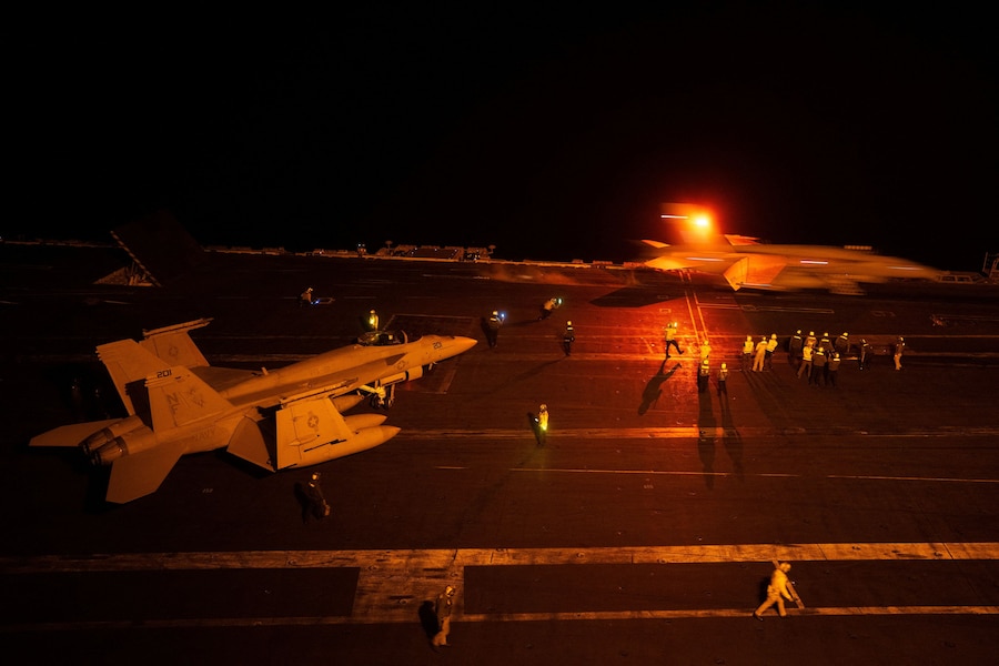 Un caccia decolla durante operazioni notturne dal ponte di volo della USS George Washington nel Mar Arabico. (REUTERS)