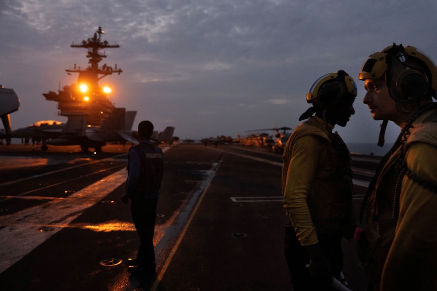L'aviere Christian Gatewood, 20 anni, del Mississippi, sul ponte di volo della USS George Washington nel Mar Arabico. (REUTERS)
