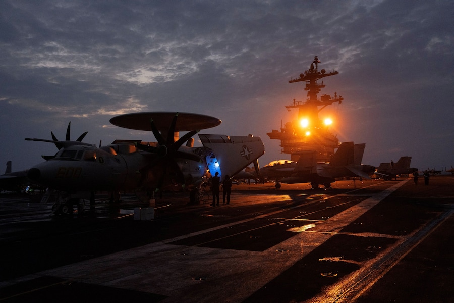 I marinai della Marina degli Stati Uniti si occupano di un Grumman E-2 Hawkeye sul ponte di volo della USS George Washington nel Mar Arabico. (REUTERS)