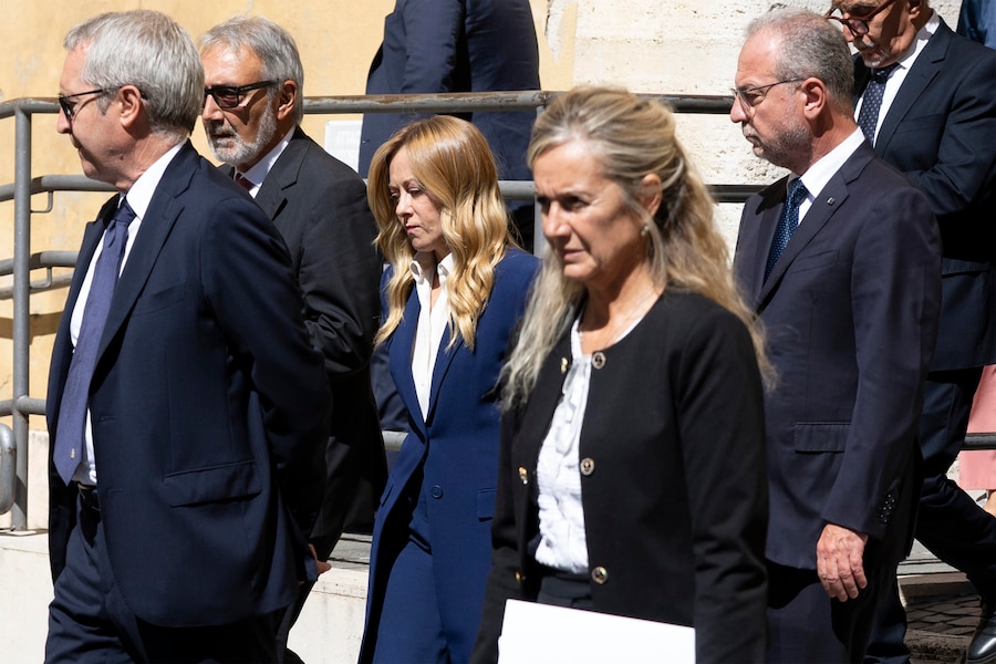 Benedetto Della Vedova, il presidente del consiglio Giorgia Meloni, Giorgio Mulè, all’esequie di stato al Campidoglio. Roma 15 settembre 2026. ANSA/MASSIMO PERCOSSI (ANSA)