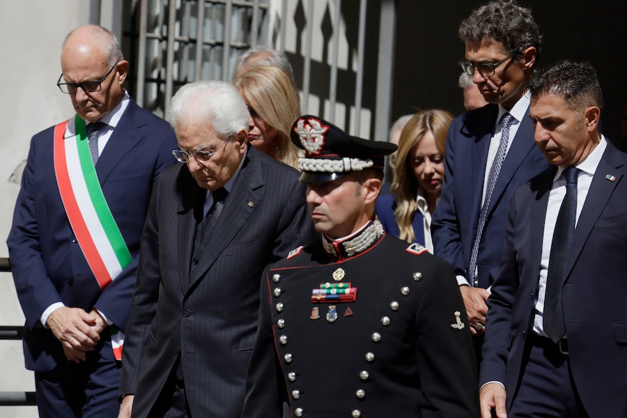 Funerale di Stato per Emma Bonino in Campidoglio, l’uscita del Feretro accompagnato dalle autorità e dai parenti , Il Presidente della Repubblica Sergio Mattarella seguito dalla Presidente del Consiglio Giorgia Meloni accompagnati dal sindaco di Roma Roberto Gualtieri e dal Segretario di + Europa Riccardo Magi. (LAPRESSE)