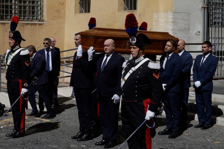 Funerale di Stato per Emma Bonino in Campidoglio, l’uscita del Feretro accompagnato dalle autorità e dai parenti. (LAPRESSE)