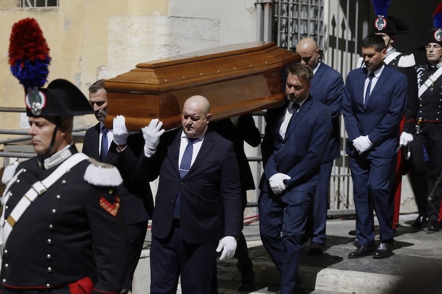 Funerale di Stato per Emma Bonino in Campidoglio, l’uscita del Feretro accompagnato dalle autorità e dai parenti. (LAPRESSE)