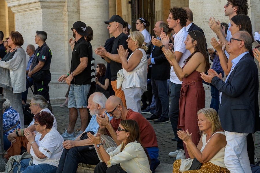 I Funerali di Stato di Emma Bonino trasmessi dal maxischermo in Piazza del Campidoglio. (LAPRESSE)
