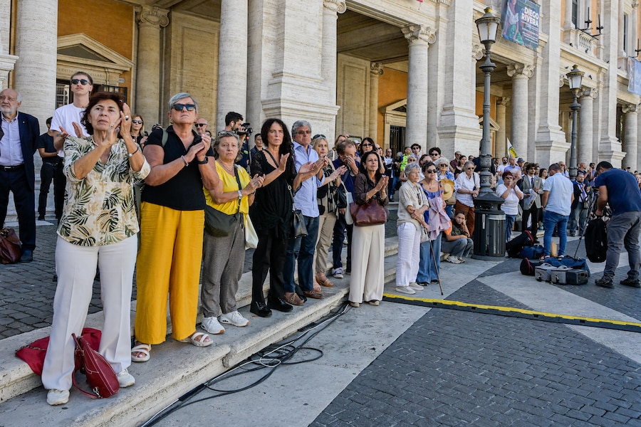 I Funerali di Stato di Emma Bonino trasmessi dal maxischermo in Piazza del Campidoglio. (LAPRESSE)
