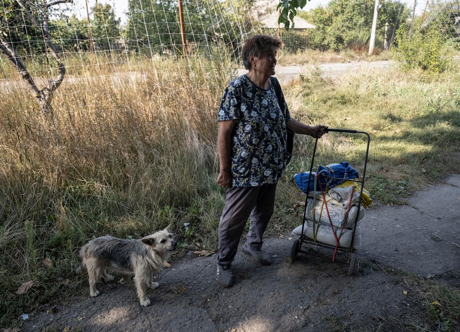 Una foto fornita dall’ufficio stampa della 93ª Brigata meccanizzata separata “Kholodnyi Yar” delle Forze armate ucraine il 15 settembre 2026 mostra alcuni residenti locali mentre camminano per le strade di Druzhkivka, città in prima linea, nella regione di Donetsk, nell’Ucraina orientale. (EPA)