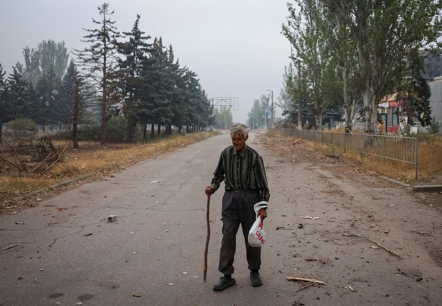 Volodymyr Mezenko, 77 anni, cammina per una strada, mentre la Russia attacca l'Ucraina, nella città di Druzhkivka, in prima linea nella regione di Donetsk. (REUTERS)
