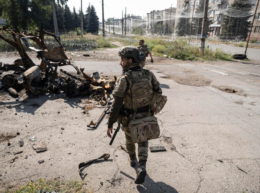 Una foto fornita dall’ufficio stampa della 93ª Brigata meccanizzata autonoma “Kholodnyi Yar” delle Forze armate ucraine il 15 settembre 2026 mostra i militari della brigata mentre pattugliano la città di Druzhkivka, in prima linea, nella regione di Donetsk, nell’Ucraina orientale. (EPA)