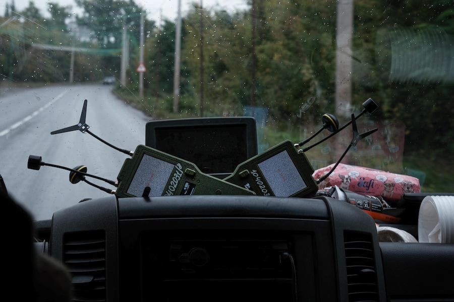 I rilevatori di droni sono posizionati sul cruscotto di un veicolo di evacuazione gestito dalla Fondazione di beneficenza East SOS, mentre i civili vengono trasportati fuori dalle città in prima linea nella regione del Donbas a causa del peggioramento delle condizioni di sicurezza a Kramatorsk, nell’Ucraina orientale. (EPA)