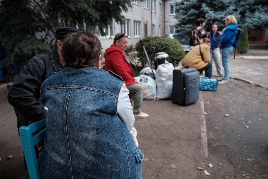 Gli abitanti di Kramatorsk attendono di essere evacuati accanto ai propri effetti personali a causa del peggioramento delle condizioni di sicurezza, a Kramatorsk, nella regione di Donetsk. (EPA)