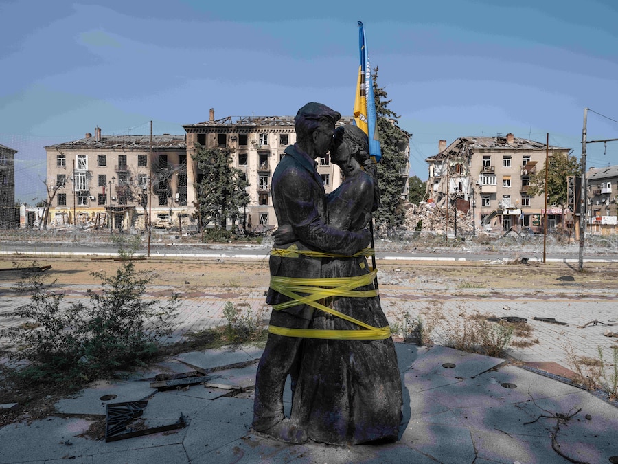 In questa foto fornita dall’ufficio stampa della 93ª Brigata meccanizzata separata “Kholodnyi Yar” dell’Ucraina e scattata sabato 12 settembre 2026, una bandiera ucraina è legata a una scultura raffigurante due amanti nel centro della città di Druzhkivka, situata in prima linea, nella regione di Donetsk, in Ucraina. (APN)