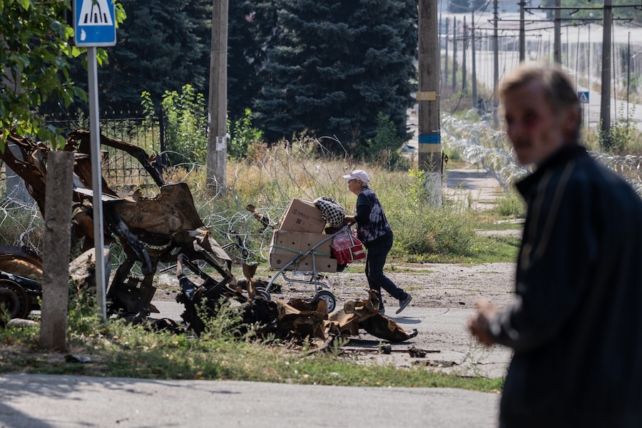 In questa foto fornita dall’ufficio stampa della 93ª Brigata meccanizzata separata “Kholodnyi Yar” dell’Ucraina e scattata sabato 12 settembre 2026, una residente locale trasporta i propri effetti personali attraverso la città di Druzhkivka, nella regione di Donetsk, in Ucraina. (APN)