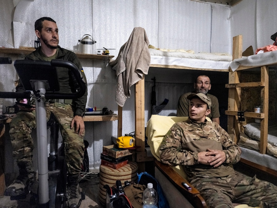 Una foto fornita dall’ufficio stampa della 93ª “Kholodnyi Yar” Brigata Meccanizzata Distaccata delle Forze Armate ucraine il 15 settembre 2026 mostra i militari della brigata mentre riposano in una località non divulgata dopo aver pattugliato la città di Druzhkivka, in prima linea nella regione di Donetsk, nell’Ucraina orientale. (EPA)
