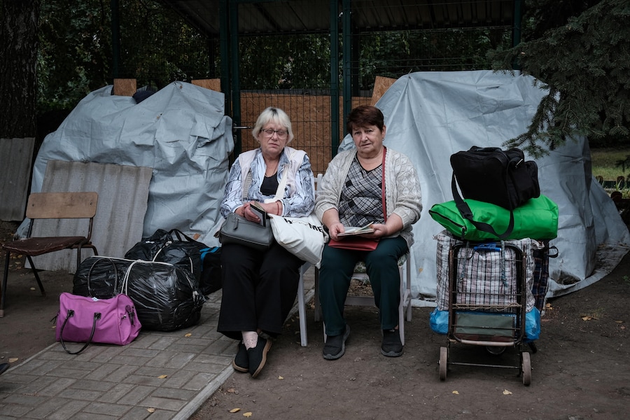 Gli abitanti di Kramatorsk attendono di essere evacuati accanto ai propri effetti personali a causa del peggioramento delle condizioni di sicurezza, a Kramatorsk, nella regione di Donetsk. (EPA)