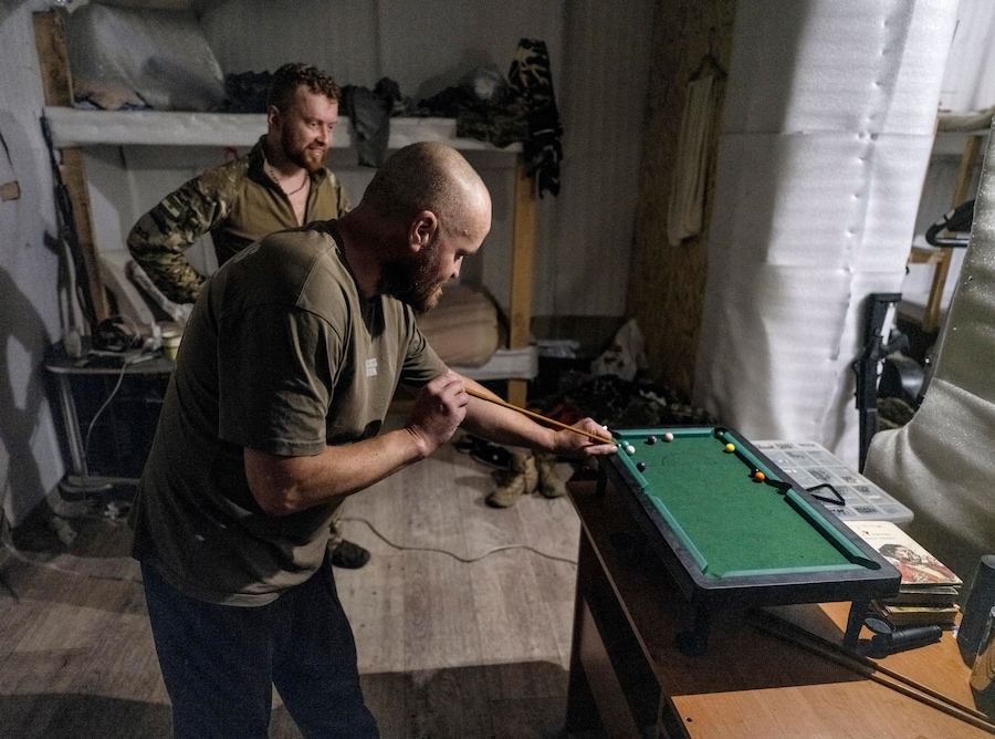 Una foto fornita dall’ufficio stampa della 93ª “Kholodnyi Yar” Brigata Meccanizzata Distaccata delle Forze Armate ucraine il 15 settembre 2026 mostra i militari della brigata mentre riposano in una località non divulgata dopo aver pattugliato la città di Druzhkivka, in prima linea nella regione di Donetsk, nell’Ucraina orientale. (EPA)